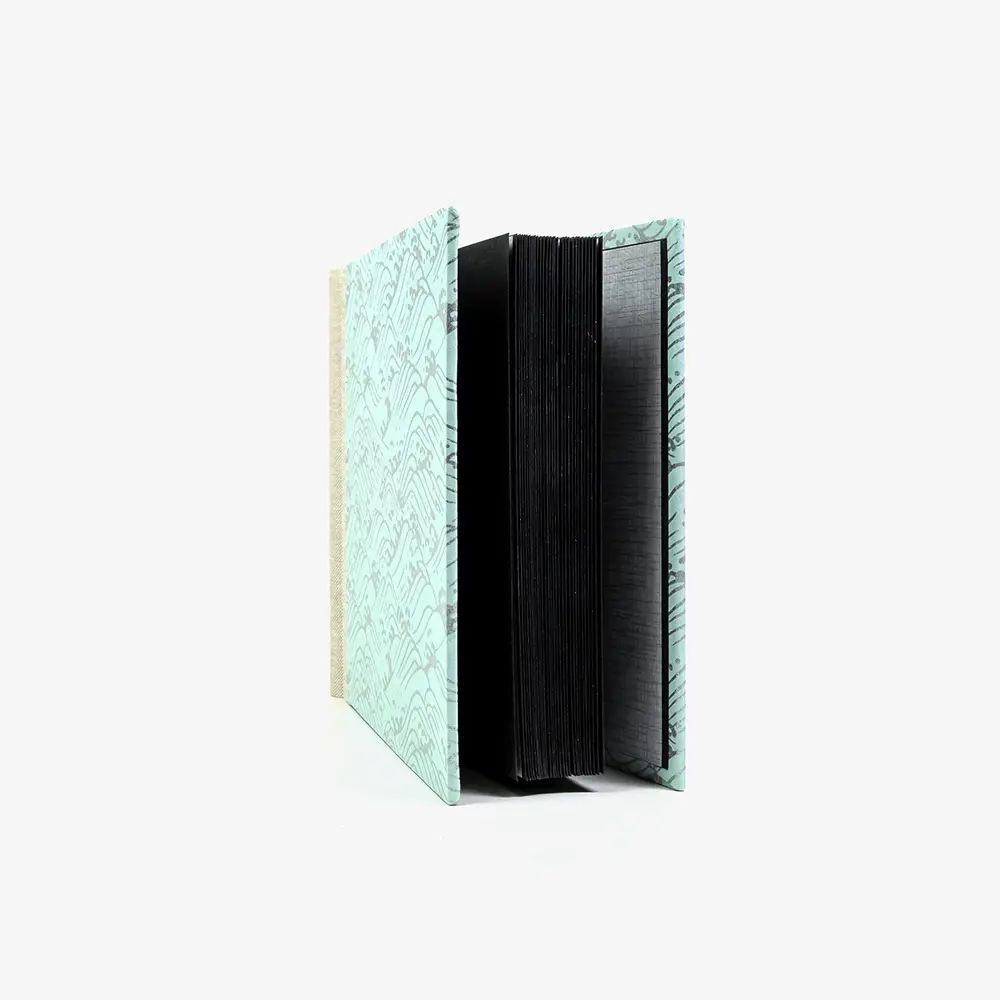 Fotoalbum-Format-15x20cm-60Seiten-schwarzer-Fotokarton-Cover-Chiyogami-Motiv-Welle-Silber-auf-hellblau-seitlich-von-vorn-2