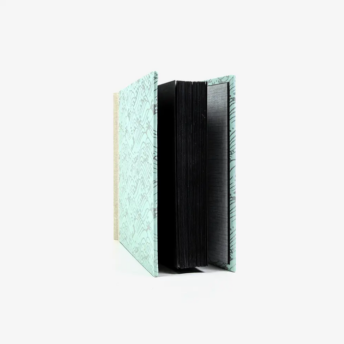 Fotoalbum-Format-15x20cm-60Seiten-schwarzer-Fotokarton-Cover-Chiyogami-Motiv-Welle-Silber-auf-hellblau-seitlich-von-vorn-2