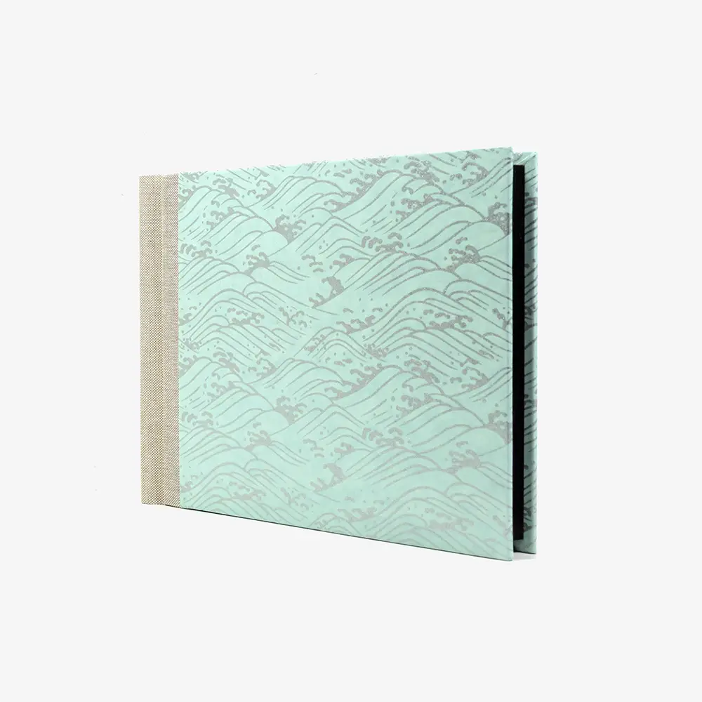 Fotoalbum-Format-15x20cm-60Seiten-schwarzer-Fotokarton-Cover-Chiyogami-Motiv-Welle-Silber-auf-hellblau-seitlich-von-vorn