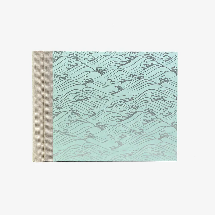 Fotoalbum-Format-15x20cm-60Seiten-schwarzer-Fotokarton-Cover-Chiyogami-Motiv-Welle-Silber-auf-hellblau-von-vorn