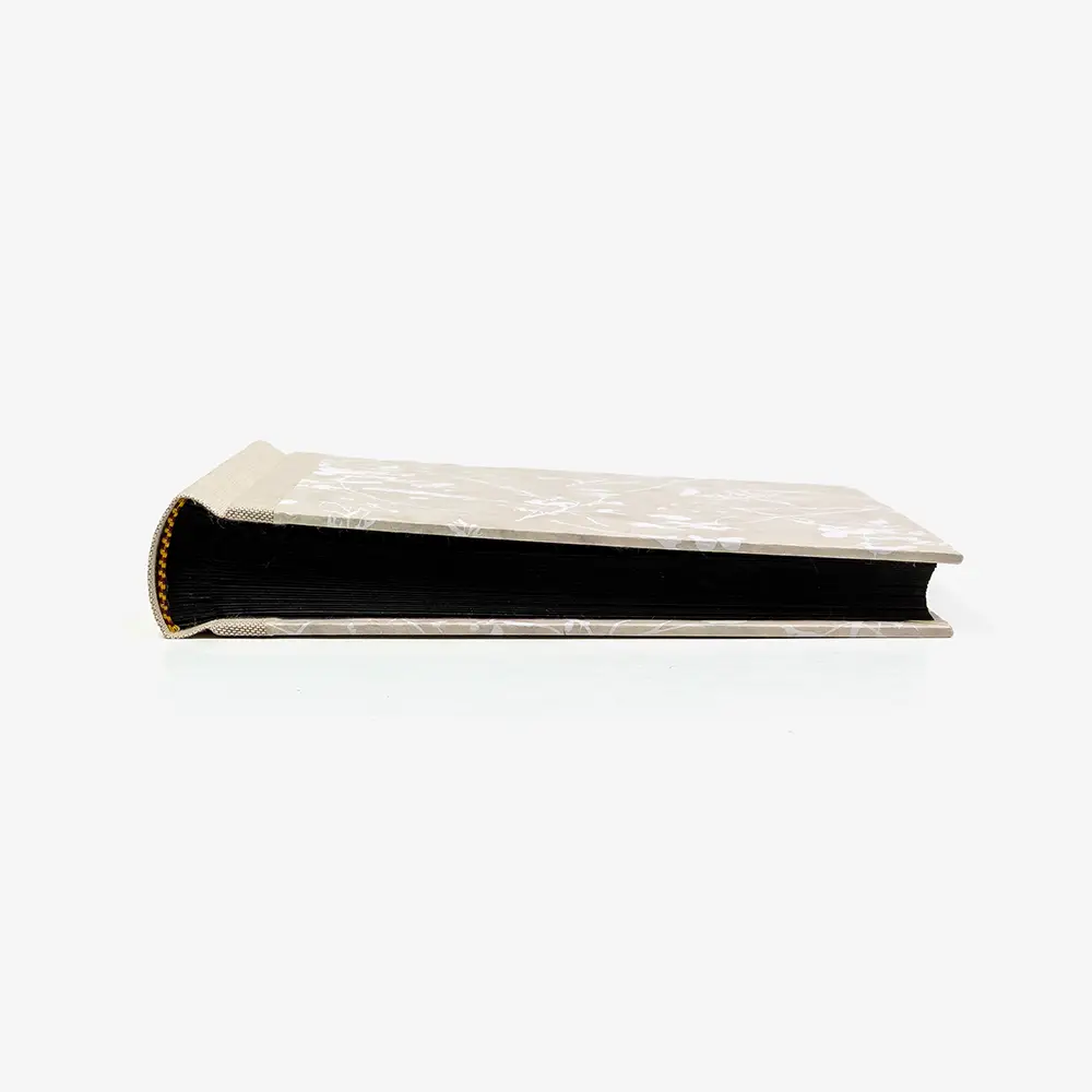 Fotoalbum-Format-15x20cm-60Seiten-schwarzer-Fotokarton-Cover-Lokta-Motiv-Florales-weiss-auf-NAtur-liegend