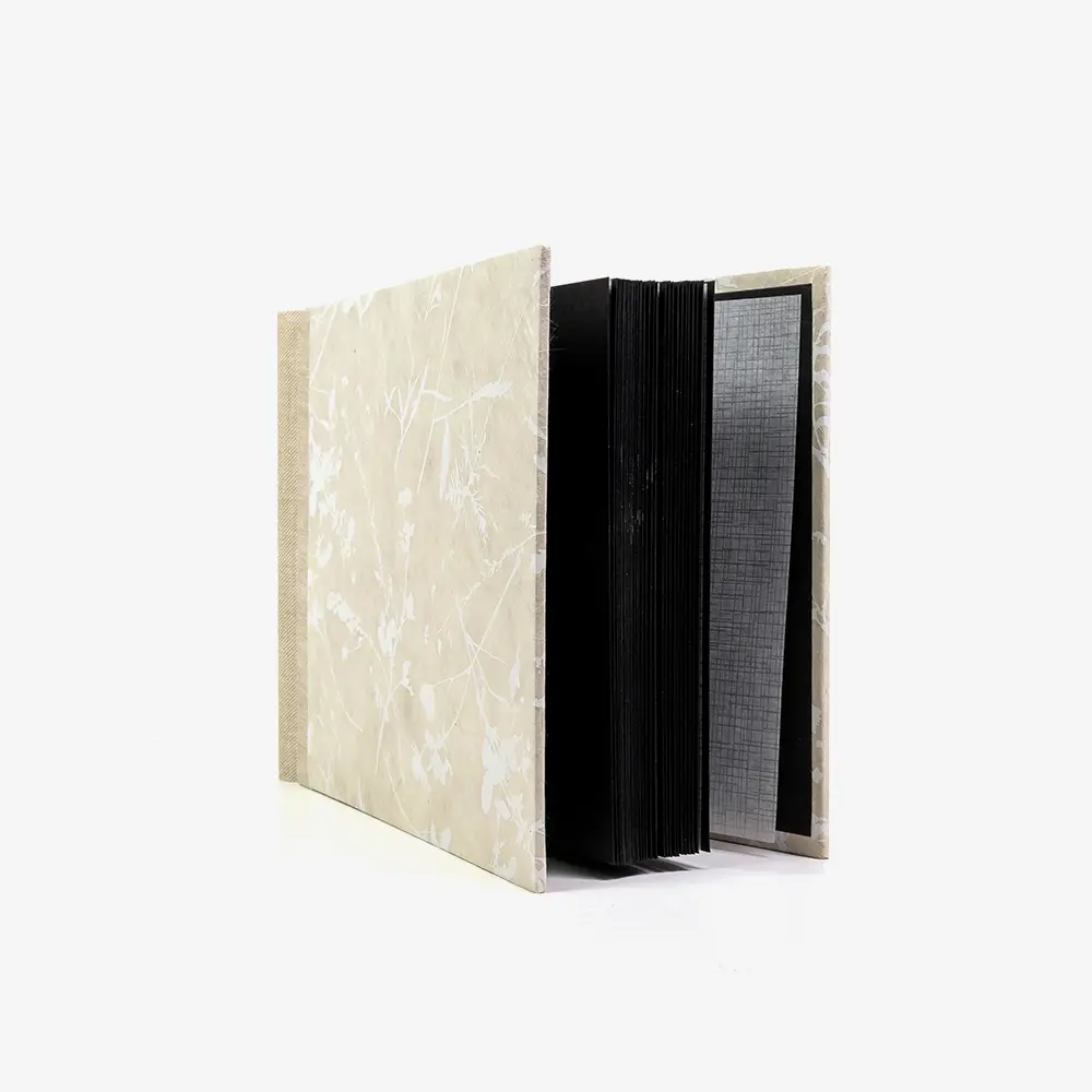 Fotoalbum-Format-15x20cm-60Seiten-schwarzer-Fotokarton-Cover-Lokta-Motiv-Florales-weiss-auf-NAtur-seitlich-von-vorn-2