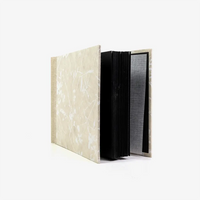Fotoalbum-Format-15x20cm-60Seiten-schwarzer-Fotokarton-Cover-Lokta-Motiv-Florales-weiss-auf-NAtur-seitlich-von-vorn-2