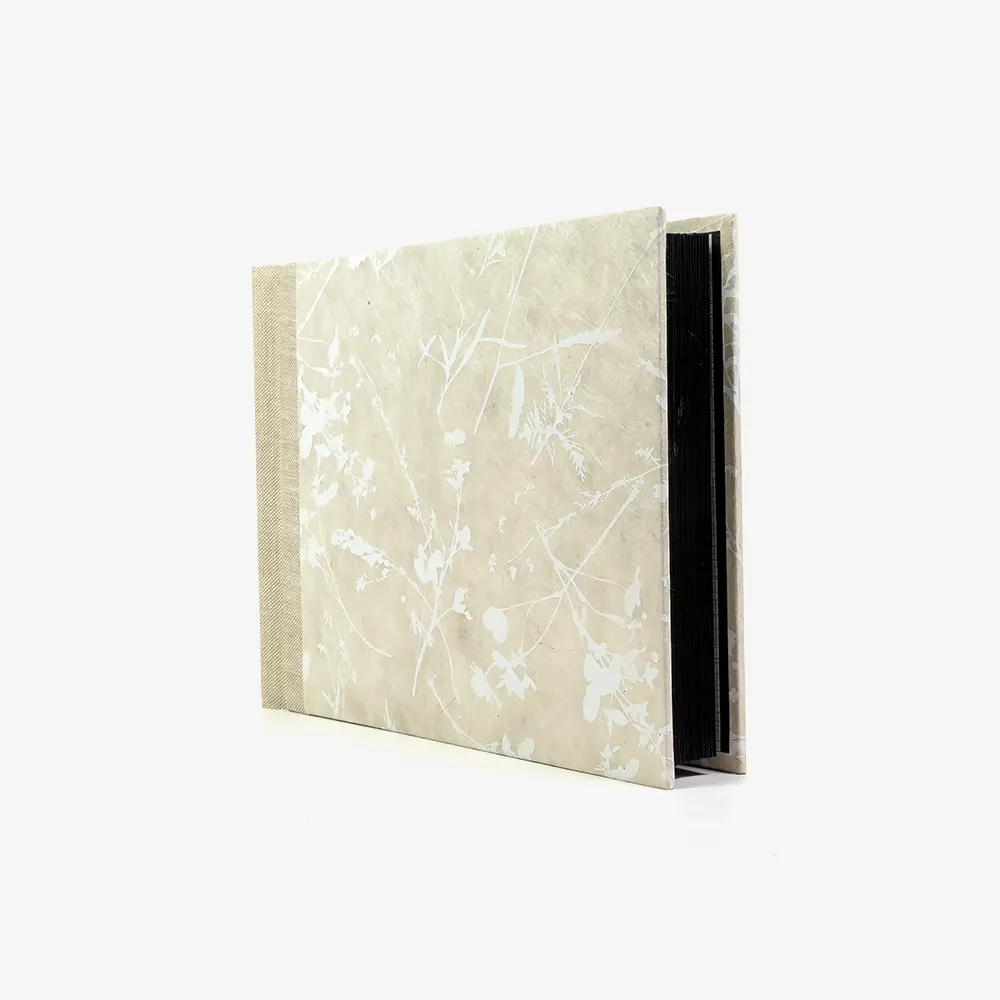 Fotoalbum-Format-15x20cm-60Seiten-schwarzer-Fotokarton-Cover-Lokta-Motiv-Florales-weiss-auf-NAtur-seitlich-von-vorn