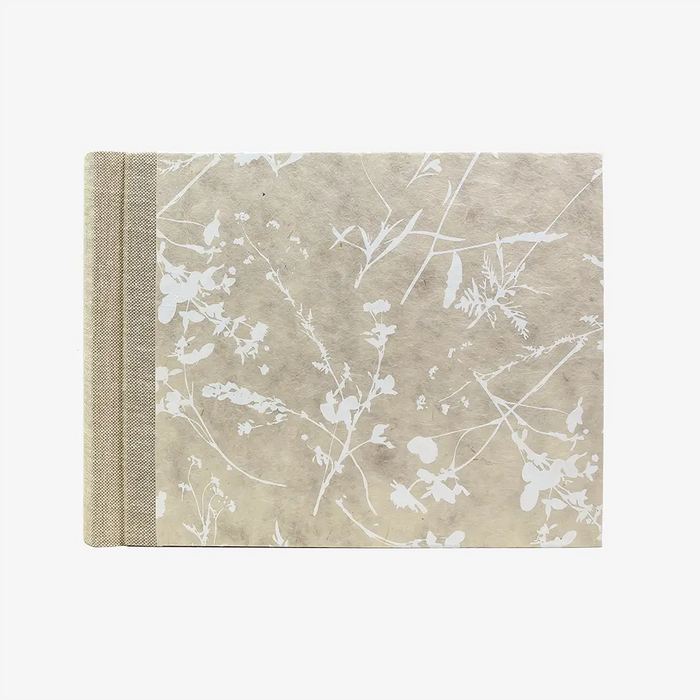 Fotoalbum-Format-15x20cm-60Seiten-schwarzer-Fotokarton-Cover-Lokta-Motiv-Florales-weiss-auf-NAtur-von-vorn