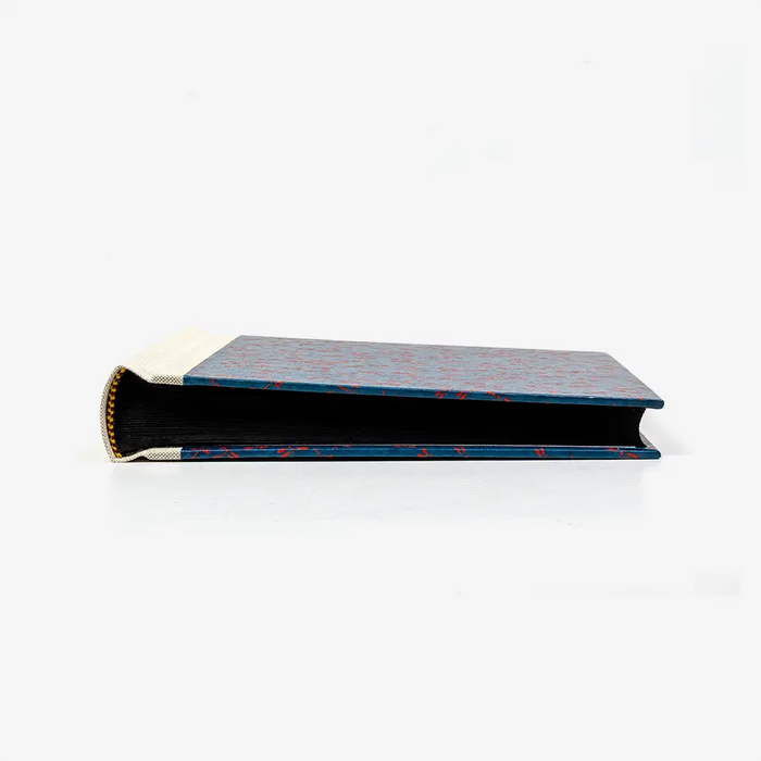 Fotoalbum-Format-15x20cm-60Seiten-schwarzer-Fotokarton-Cover-Urushi-Motiv-Dragonfly-Rot-auf-Blau-liegend