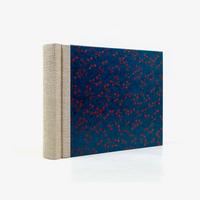 Fotoalbum-Format-15x20cm-60Seiten-schwarzer-Fotokarton-Cover-Urushi-Motiv-Dragonfly-Rot-auf-Blau-seitlich-von-hinten