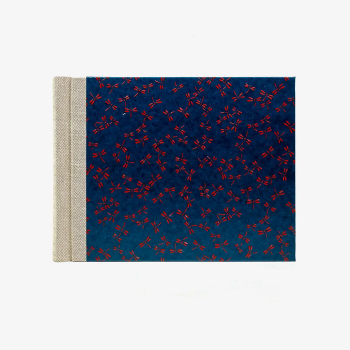 Fotoalbum-Format-15x20cm-60Seiten-schwarzer-Fotokarton-Cover-Urushi-Motiv-Dragonfly-Rot-auf-Blau-von-vorn