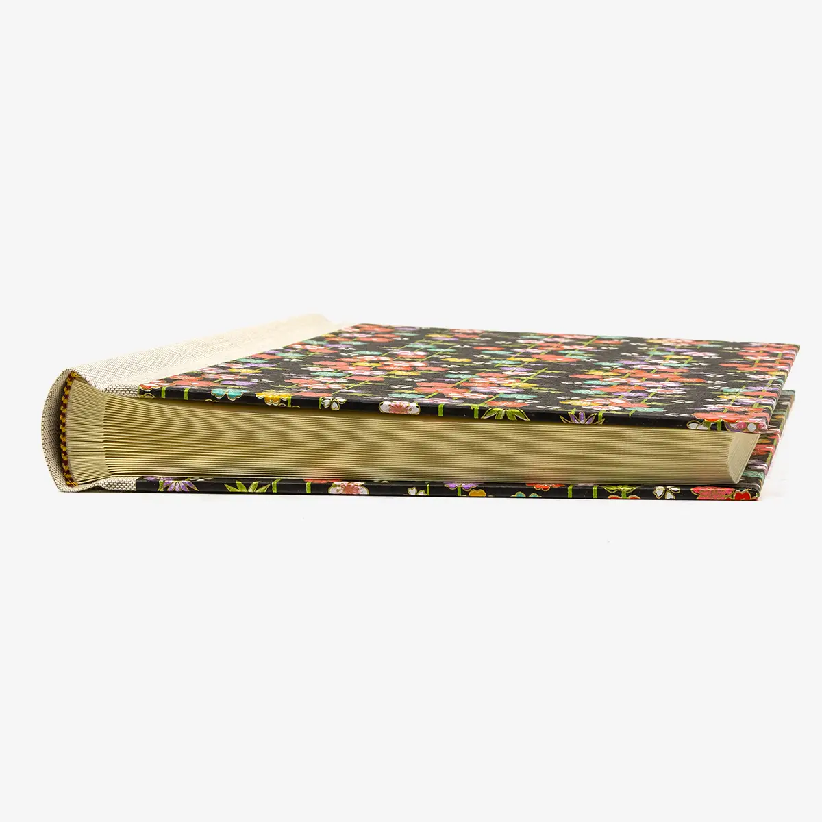 Fotoalbum-Format-24x20cm-60Seiten-creme-Fotokarton-Cover-Chiyogami-Motiv-Blumenranken-auf-Schwarz-liegend