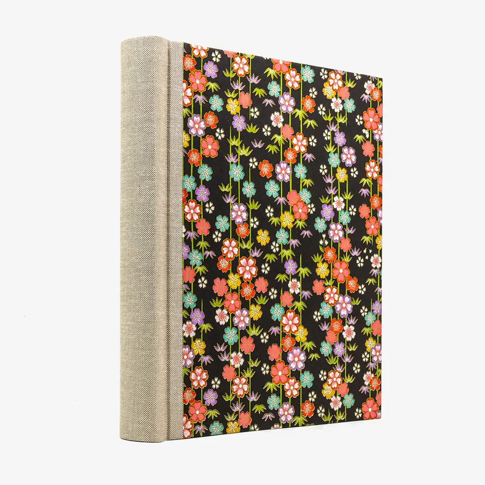 Fotoalbum-Format-24x20cm-60Seiten-creme-Fotokarton-Cover-Chiyogami-Motiv-Blumenranken-auf-Schwarz-seitlich-von-hinten