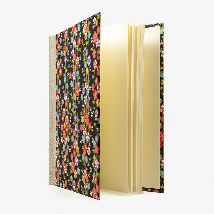 Fotoalbum-Format-24x20cm-60Seiten-creme-Fotokarton-Cover-Chiyogami-Motiv-Blumenranken-auf-Schwarz-seitlich-von-vorn