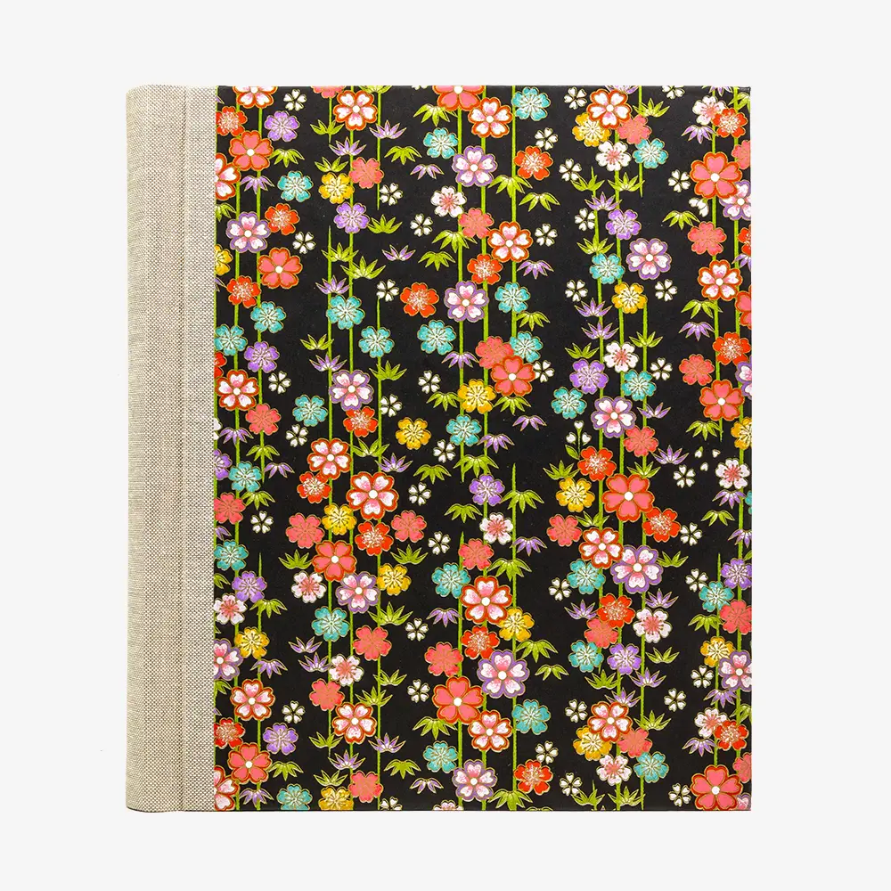Fotoalbum-Format-24x20cm-60Seiten-creme-Fotokarton-Cover-Chiyogami-Motiv-Blumenranken-auf-Schwarz-von-vorn