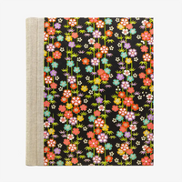 Fotoalbum-Format-24x20cm-60Seiten-creme-Fotokarton-Cover-Chiyogami-Motiv-Blumenranken-auf-Schwarz-von-vorn