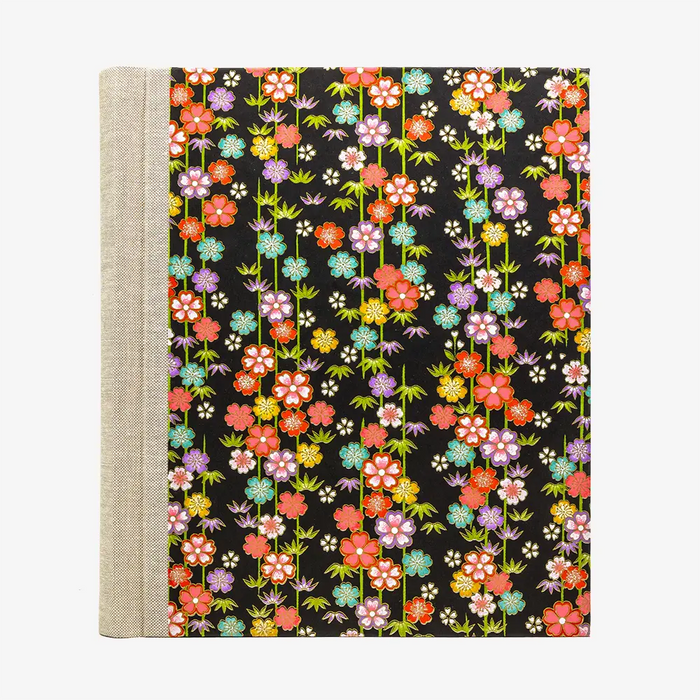 Fotoalbum-Format-24x20cm-60Seiten-creme-Fotokarton-Cover-Chiyogami-Motiv-Blumenranken-auf-Schwarz-von-vorn