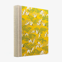 Fotoalbum-Format-24x20cm-60Seiten-creme-Fotokarton-Cover-Chiyogami-Motiv-Kraniche-Weiss-auf-gelb-seitlich-von-hinten