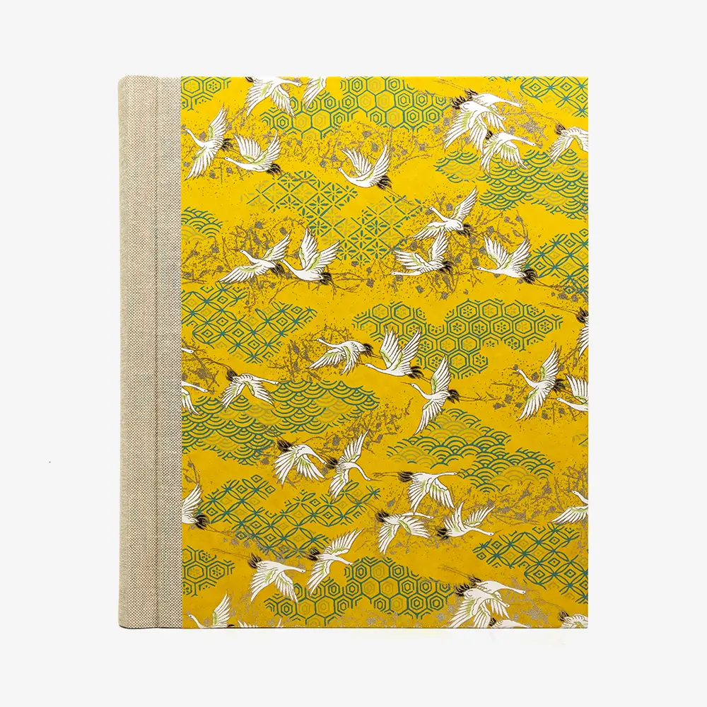 Fotoalbum-Format-24x20cm-60Seiten-creme-Fotokarton-Cover-Chiyogami-Motiv-Kraniche-Weiss-auf-gelb-von-vorn
