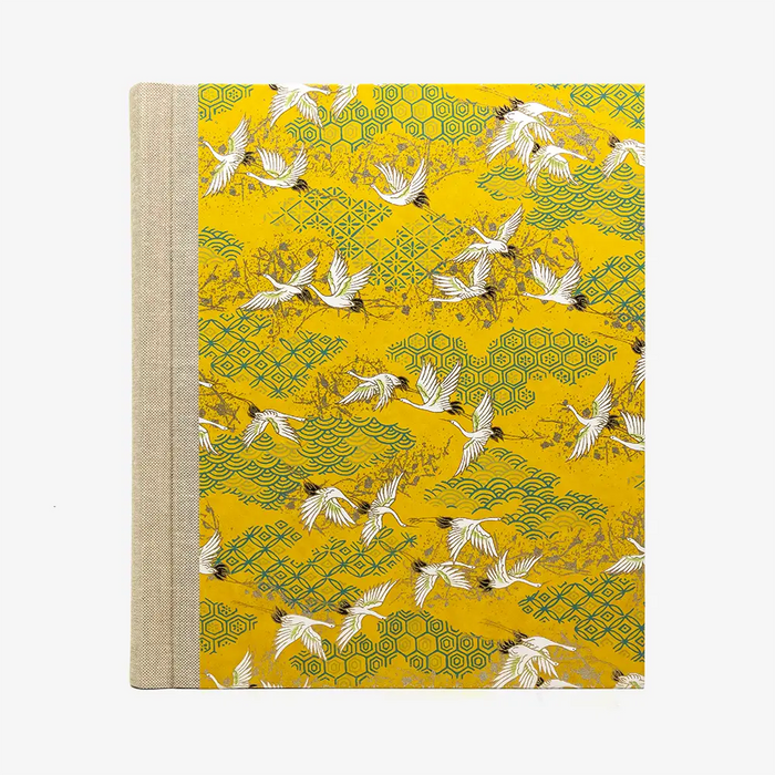 Fotoalbum-Format-24x20cm-60Seiten-creme-Fotokarton-Cover-Chiyogami-Motiv-Kraniche-Weiss-auf-gelb-von-vorn