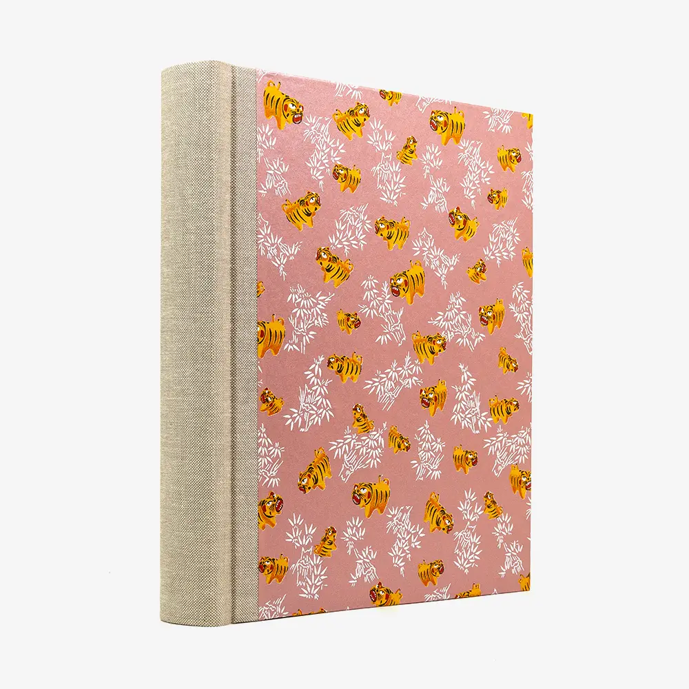 Fotoalbum-Format-24x20cm-60Seiten-creme-Fotokarton-Cover-Chiyogami-Motiv-Tiger-auf-Pearlrosa-seitlich-von-hinten