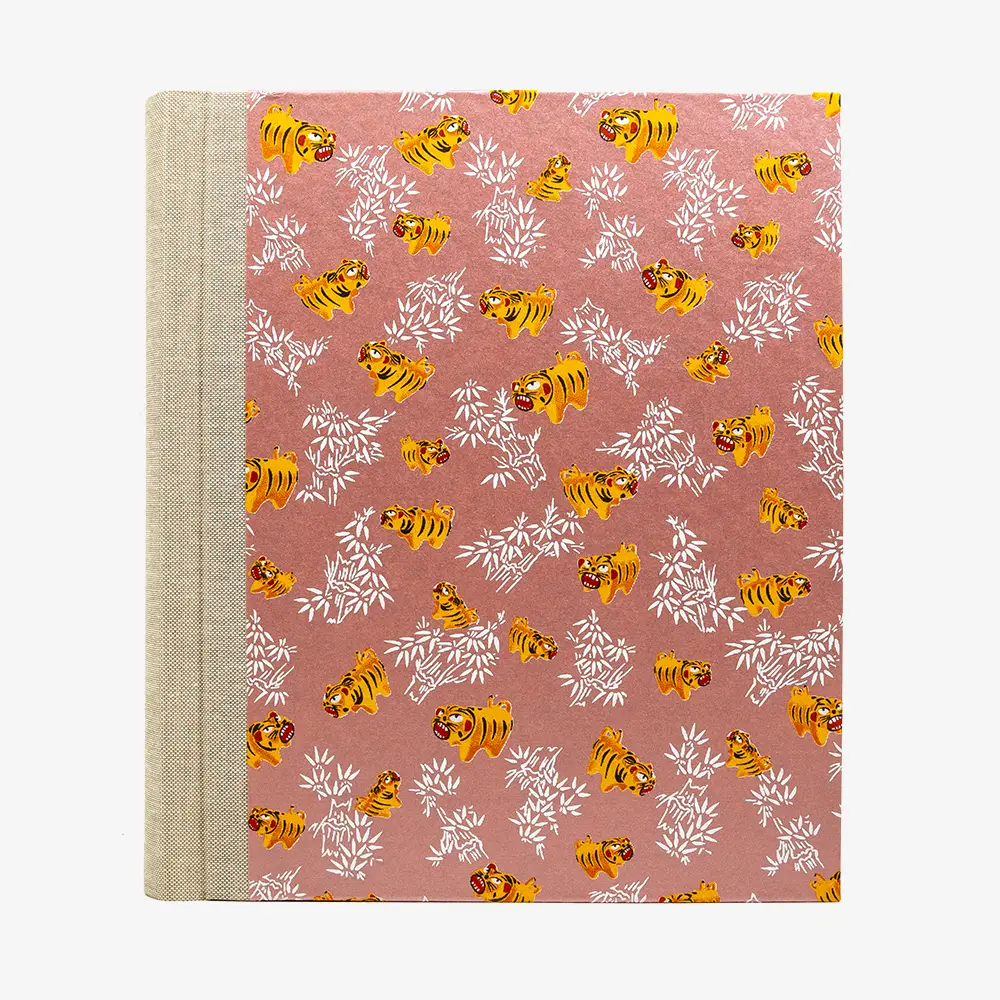 Fotoalbum-Format-24x20cm-60Seiten-creme-Fotokarton-Cover-Chiyogami-Motiv-Tiger-auf-Pearlrosa-von-vorn