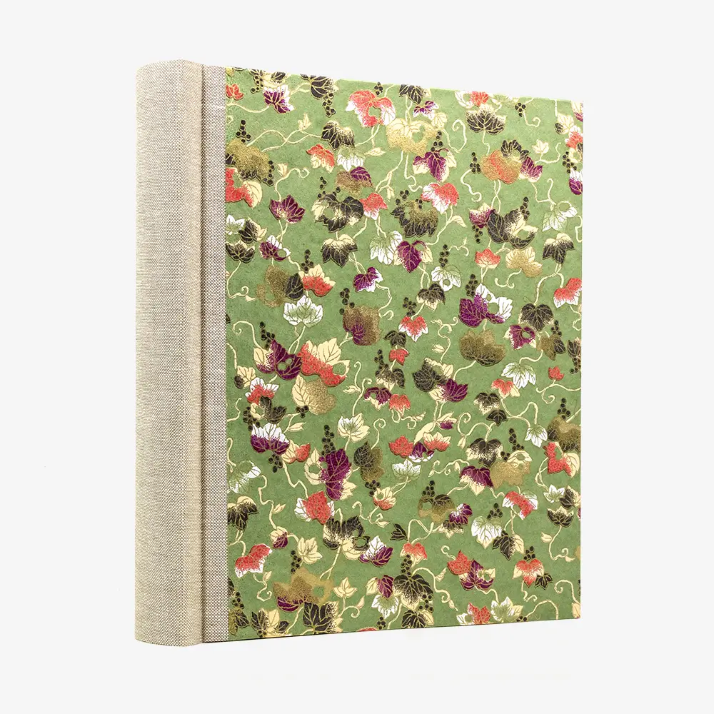 Fotoalbum-Format-24x20cm-60Seiten-creme-Fotokarton-Cover-Chiyogami-Motiv-Weinblaetter-gruen-seitlich-von-hinten