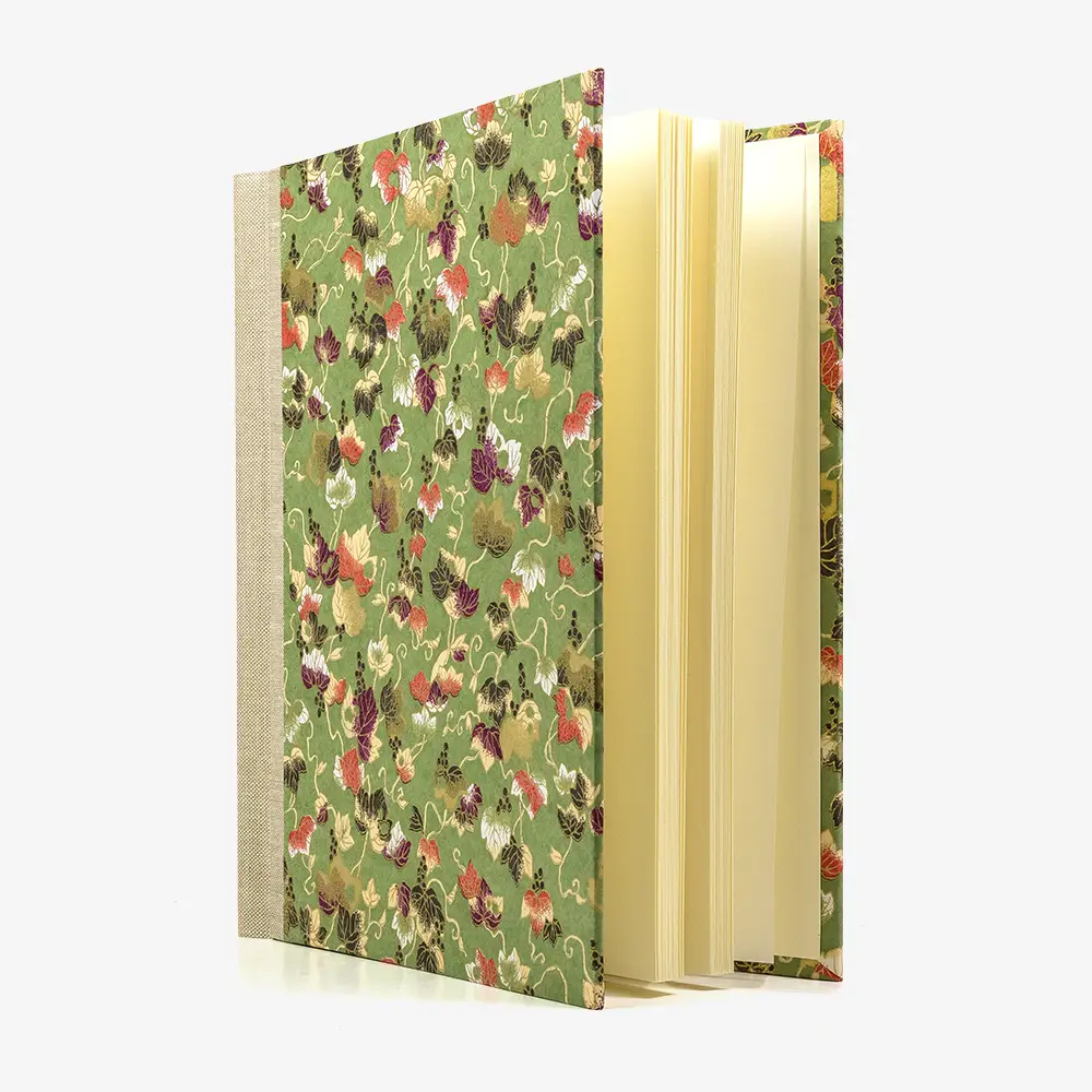 Fotoalbum-Format-24x20cm-60Seiten-creme-Fotokarton-Cover-Chiyogami-Motiv-Weinblaetter-gruen-seitlich-von-vorn