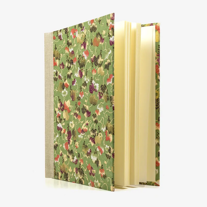 Fotoalbum-Format-24x20cm-60Seiten-creme-Fotokarton-Cover-Chiyogami-Motiv-Weinblaetter-gruen-seitlich-von-vorn