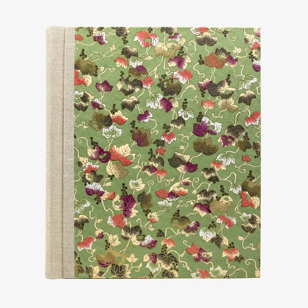 Fotoalbum-Format-24x20cm-60Seiten-creme-Fotokarton-Cover-Chiyogami-Motiv-Weinblaetter-gruen-von-vorn