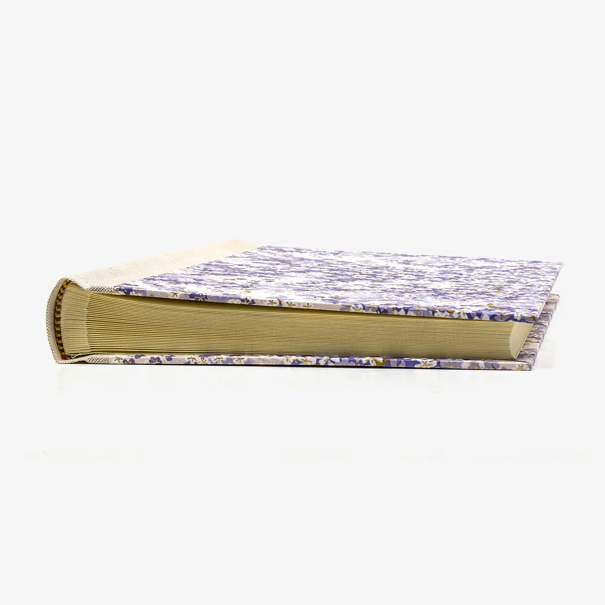 Fotoalbum-Format-24x20cm-60Seiten-creme-Fotokarton-Cover-Chiyogami-Motiv-kleine-Pflaumenblueten-auf-Flieder-liegend