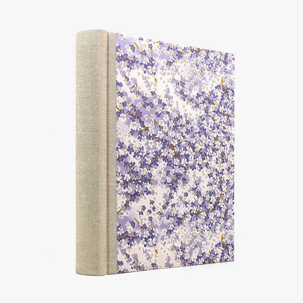 Fotoalbum-Format-24x20cm-60Seiten-creme-Fotokarton-Cover-Chiyogami-Motiv-kleine-Pflaumenblueten-auf-Flieder-seitlich--von-hinten