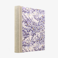 Fotoalbum-Format-24x20cm-60Seiten-creme-Fotokarton-Cover-Chiyogami-Motiv-kleine-Pflaumenblueten-auf-Flieder-seitlich--von-hinten