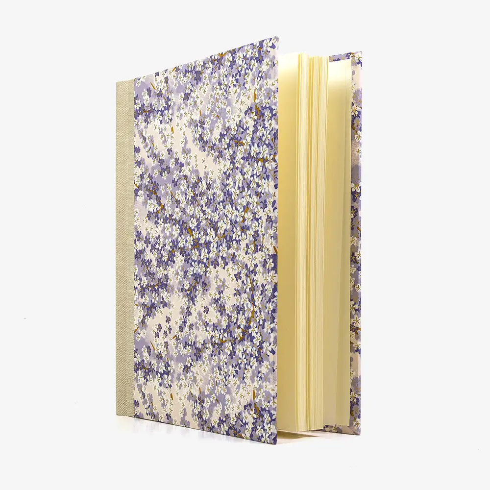Fotoalbum-Format-24x20cm-60Seiten-creme-Fotokarton-Cover-Chiyogami-Motiv-kleine-Pflaumenblueten-auf-Flieder-seitlich--von-vorn