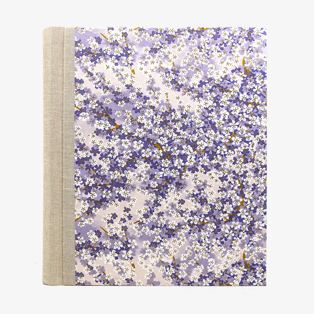 Fotoalbum-Format-24x20cm-60Seiten-creme-Fotokarton-Cover-Chiyogami-Motiv-kleine-Pflaumenblueten-auf-Flieder-von-vorn