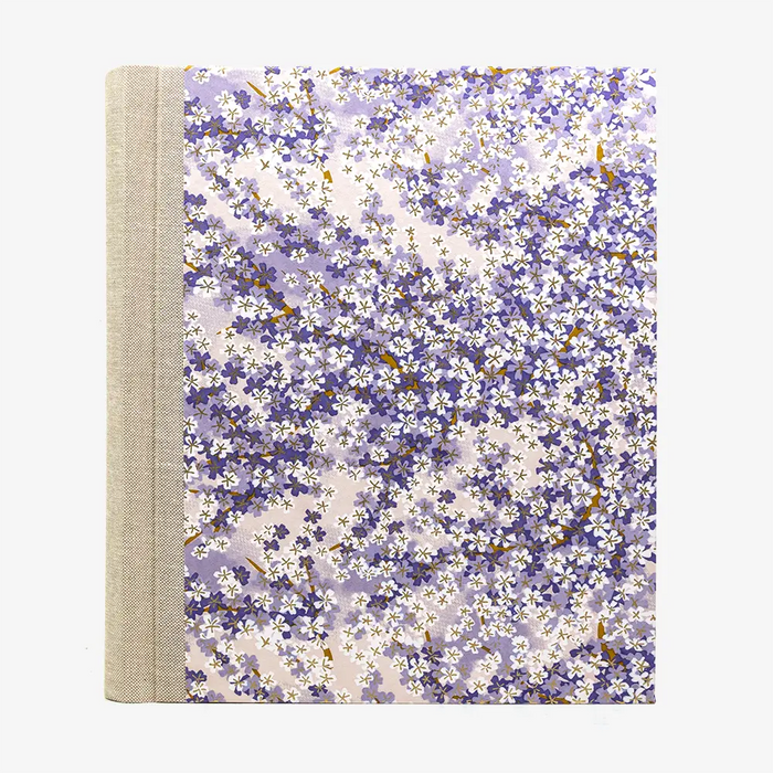 Fotoalbum-Format-24x20cm-60Seiten-creme-Fotokarton-Cover-Chiyogami-Motiv-kleine-Pflaumenblueten-auf-Flieder-von-vorn