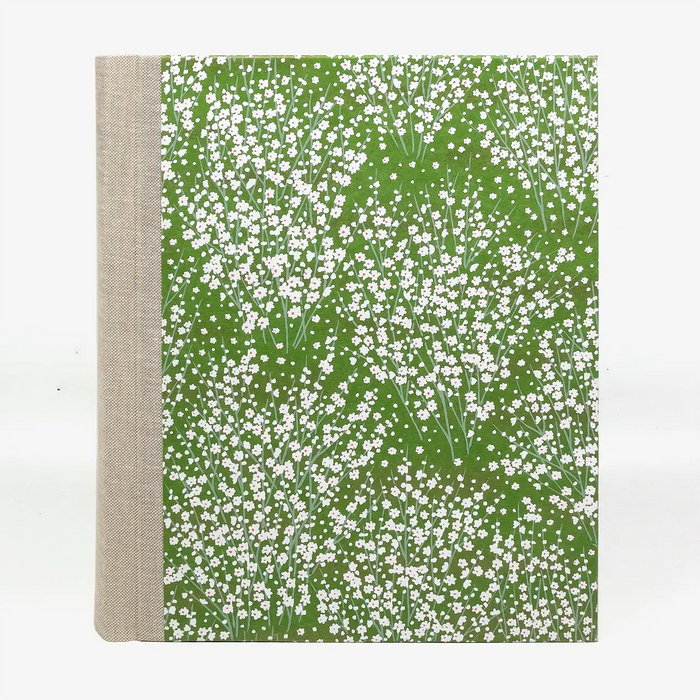 Fotoalbum-Format-24x20cm-60Seiten-creme-Fotokarton-Cover-Chiyogami-Motiv-kleine-blueten-auf-gruen-cover-vorn