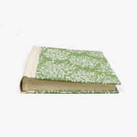 Fotoalbum-Format-24x20cm-60Seiten-creme-Fotokarton-Cover-Chiyogami-Motiv-kleine-blueten-auf-gruen-cover-vorn