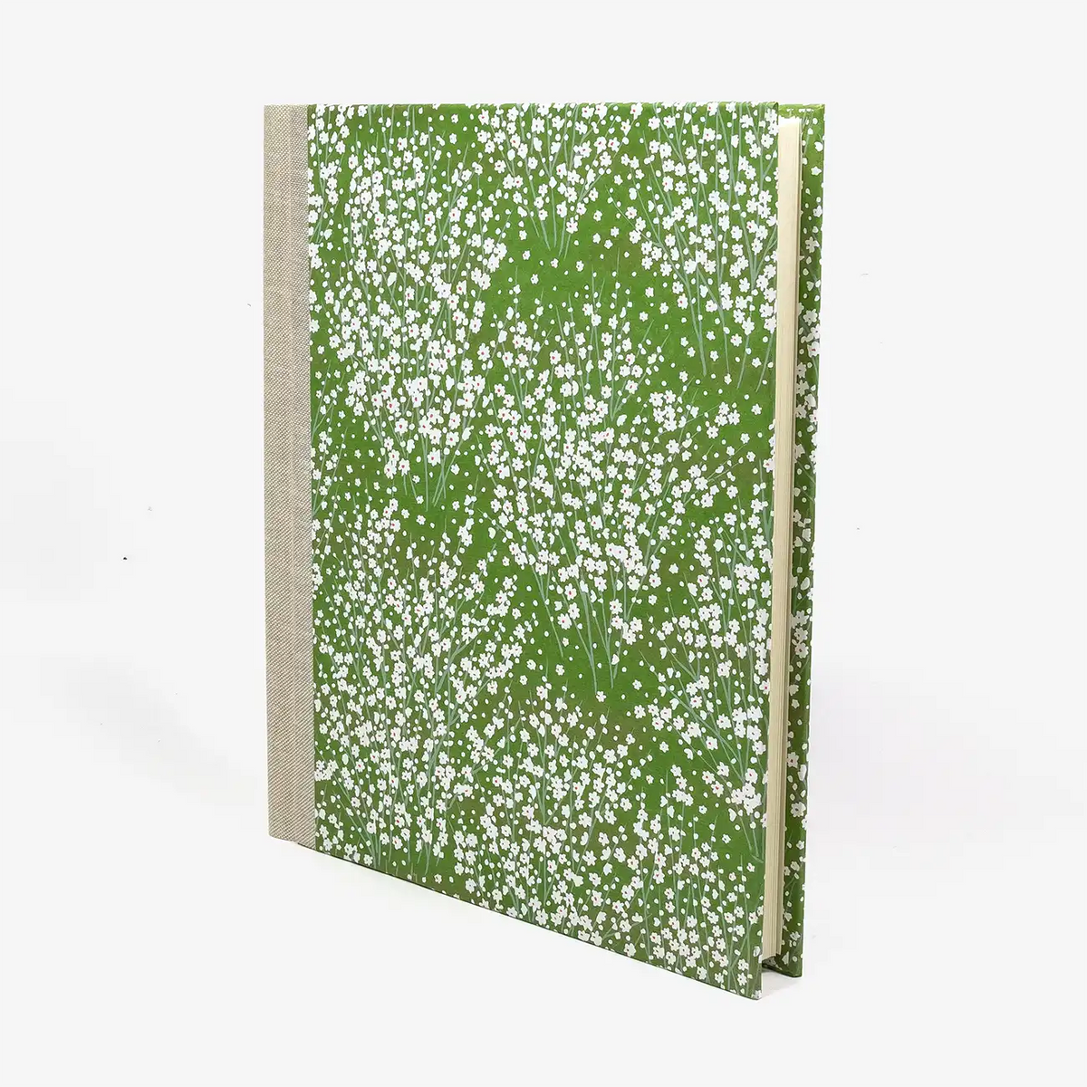 Fotoalbum-Format-24x20cm-60Seiten-creme-Fotokarton-Cover-Chiyogami-Motiv-kleine-blueten-auf-gruen-seitlich-vorn