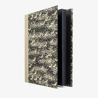 Fotoalbum-Format-24x20cm-60Seiten-schwarzer-Fotokarton-Cover-Chiyogami-Motiv-Kraniche-auf-Schwarz-seitlich-von-vorn