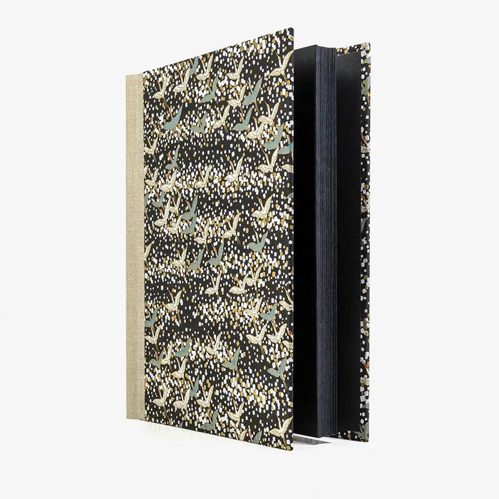 Fotoalbum-Format-24x20cm-60Seiten-schwarzer-Fotokarton-Cover-Chiyogami-Motiv-Kraniche-auf-Schwarz-seitlich-von-vorn