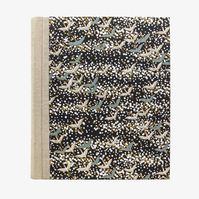 Fotoalbum-Format-24x20cm-60Seiten-schwarzer-Fotokarton-Cover-Chiyogami-Motiv-Kraniche-auf-Schwarz-von-vorn