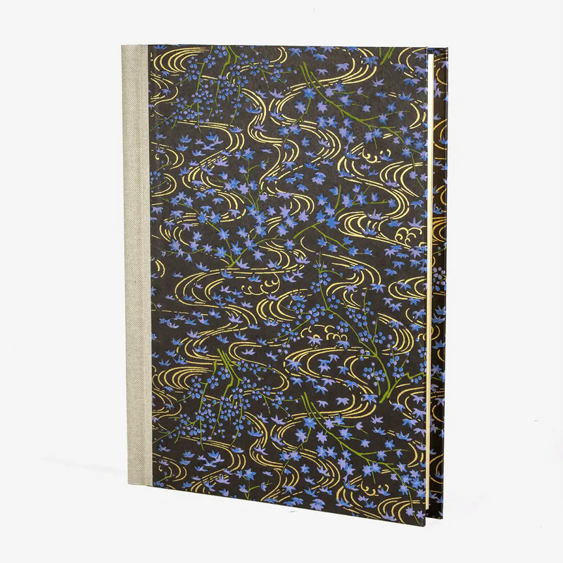 Fotoalbum / H30xB23cm / 60 cremefarbene Seiten  / Chiyogami / Flusslandschaft Lila auf Schwarz