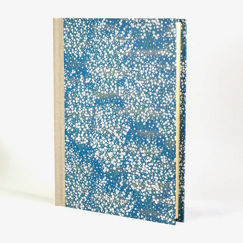 Fotoalbum / H30xB23cm / 60 cremefarbene Seiten  / Chiyogami / Blüten Busch weiß auf Blau