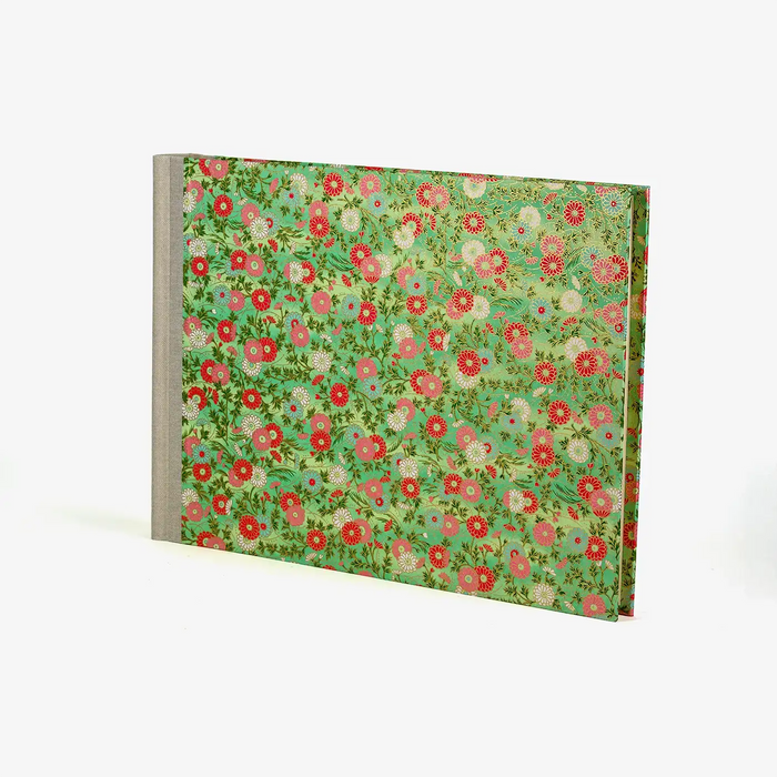 Fotoalbum-Hoehe24cm-mal-Breite-35cm-60-seiten-bezogen-mit-Chiyogami-Bluetenornament-Multicolor-Produktansicht-seitlich-von-vorn