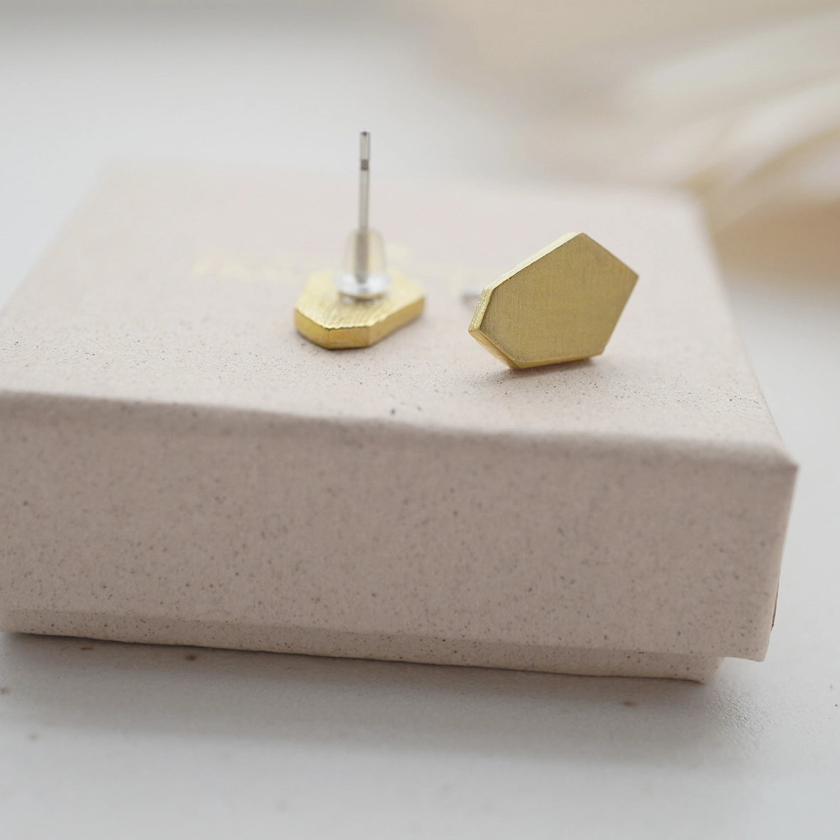 Fr-Tapir-CRYSTAL-Ohrstecker-Ohrringe-ausMessing-Produktpraesentation-auf-Geschenkschachtel-1