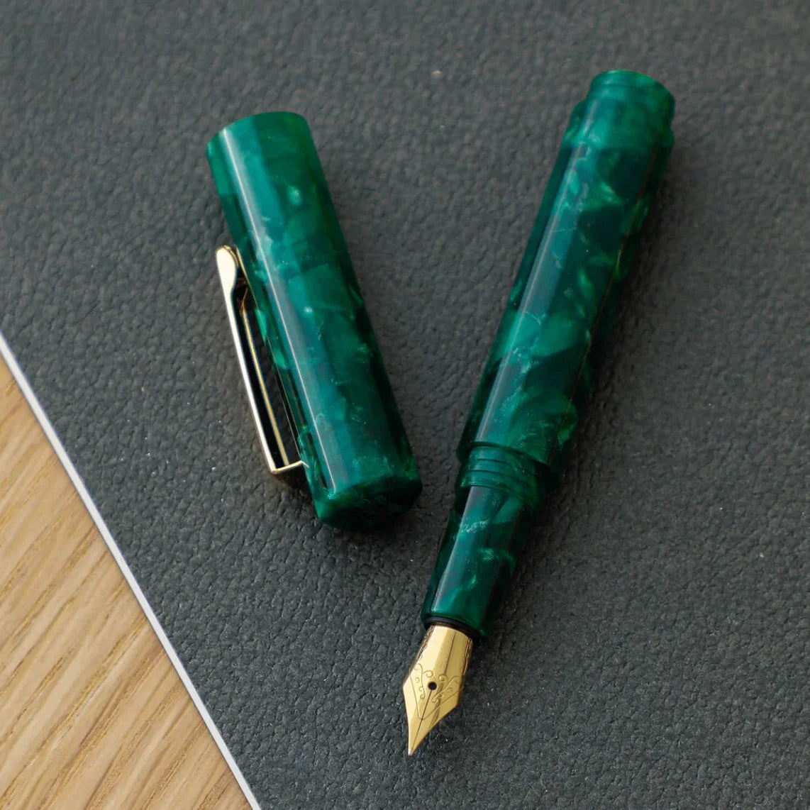 Fuellerhalter-Serie-Attache-hightide-Marbled-Fountain-Pen-green-produktansicht-Beispielfoto