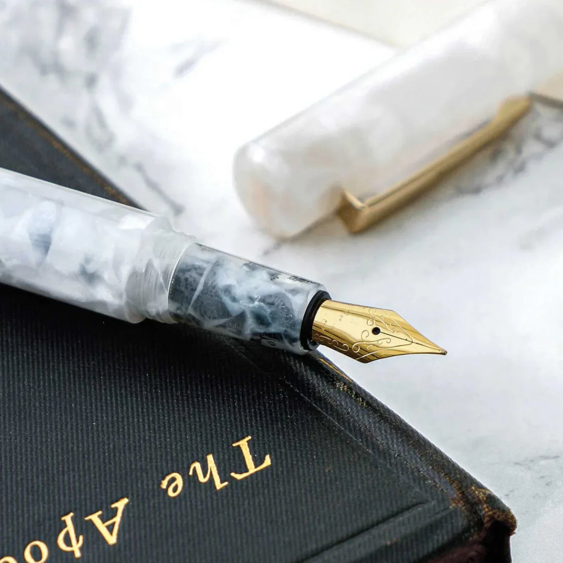 Fuellerhalter-Serie-Attache-hightide-Marbled-Fountain-Pen-white-produktansicht-Beispielfoto