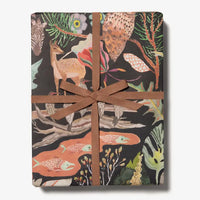 GEschenkpapier-WRP-Habitat-Wrap_redcapcards-Produktansicht-bogen-als-geschenk