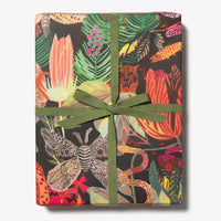 GEschenkpapier-Wild-Kingdom-Wrap_redcapcards-Produktansicht-bogen-als-geschenk