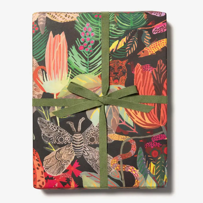 GEschenkpapier-Wild-Kingdom-Wrap_redcapcards-Produktansicht-bogen-als-geschenk