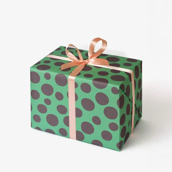 Geschenkpapier-Lila-Dots-von-HAverkorn-und-Sauerbrey-produktansicht-vorn-Beispielfoto