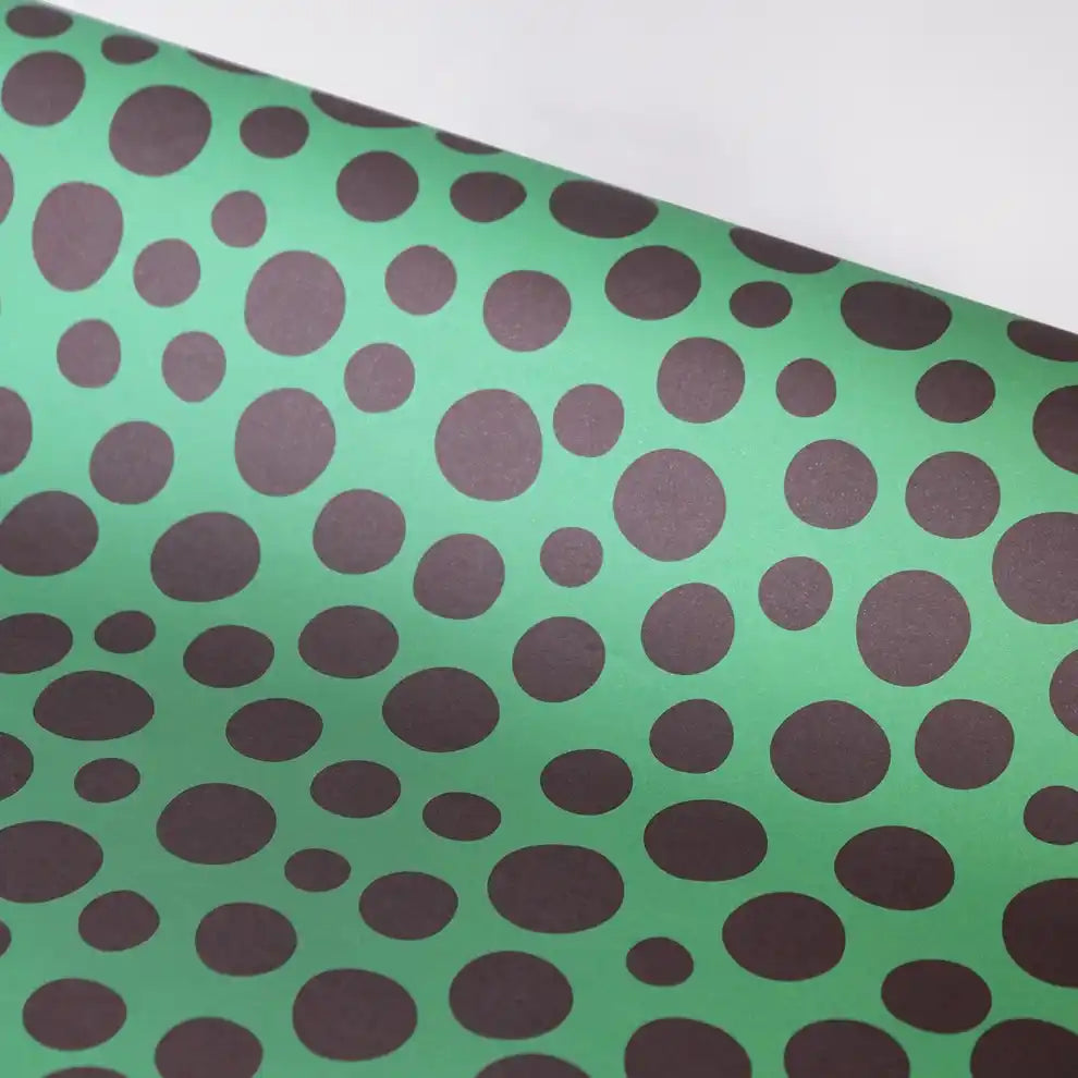 Geschenkpapier-Lila-dotsvon-HAverkorn-und-Sauerbrey-produktansicht-vorn